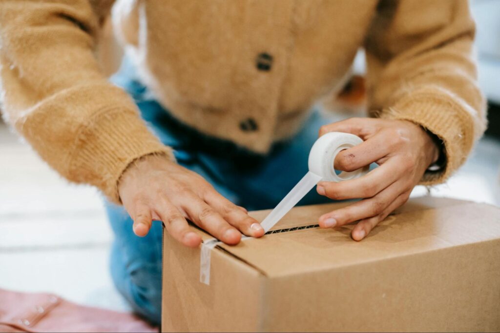 Taping a moving box